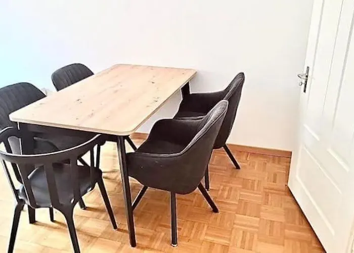 Huge 3 Center Next To Hb Konrad - Self Checkin